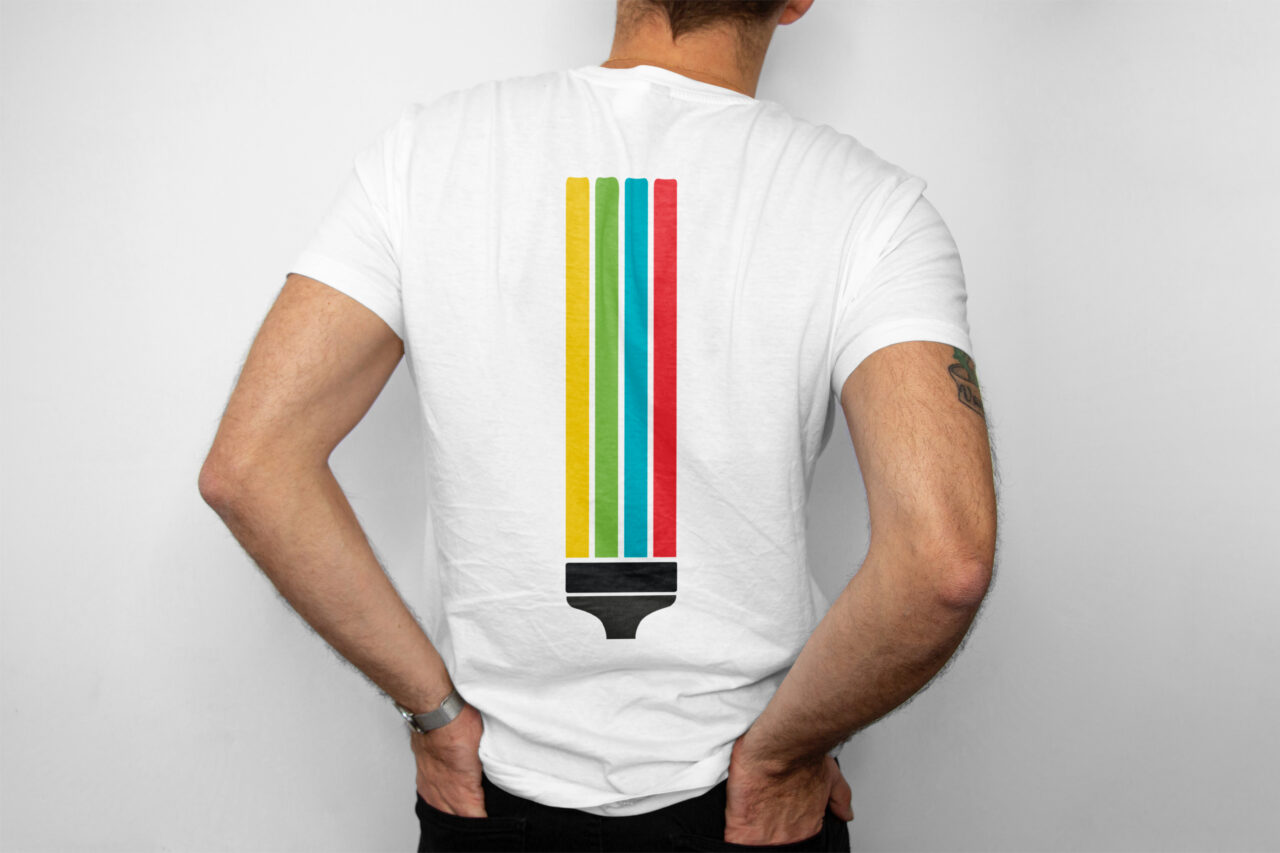 Mann von hinten mit dem Firmenlogo Malermeister Richi auf dem T-Shirt