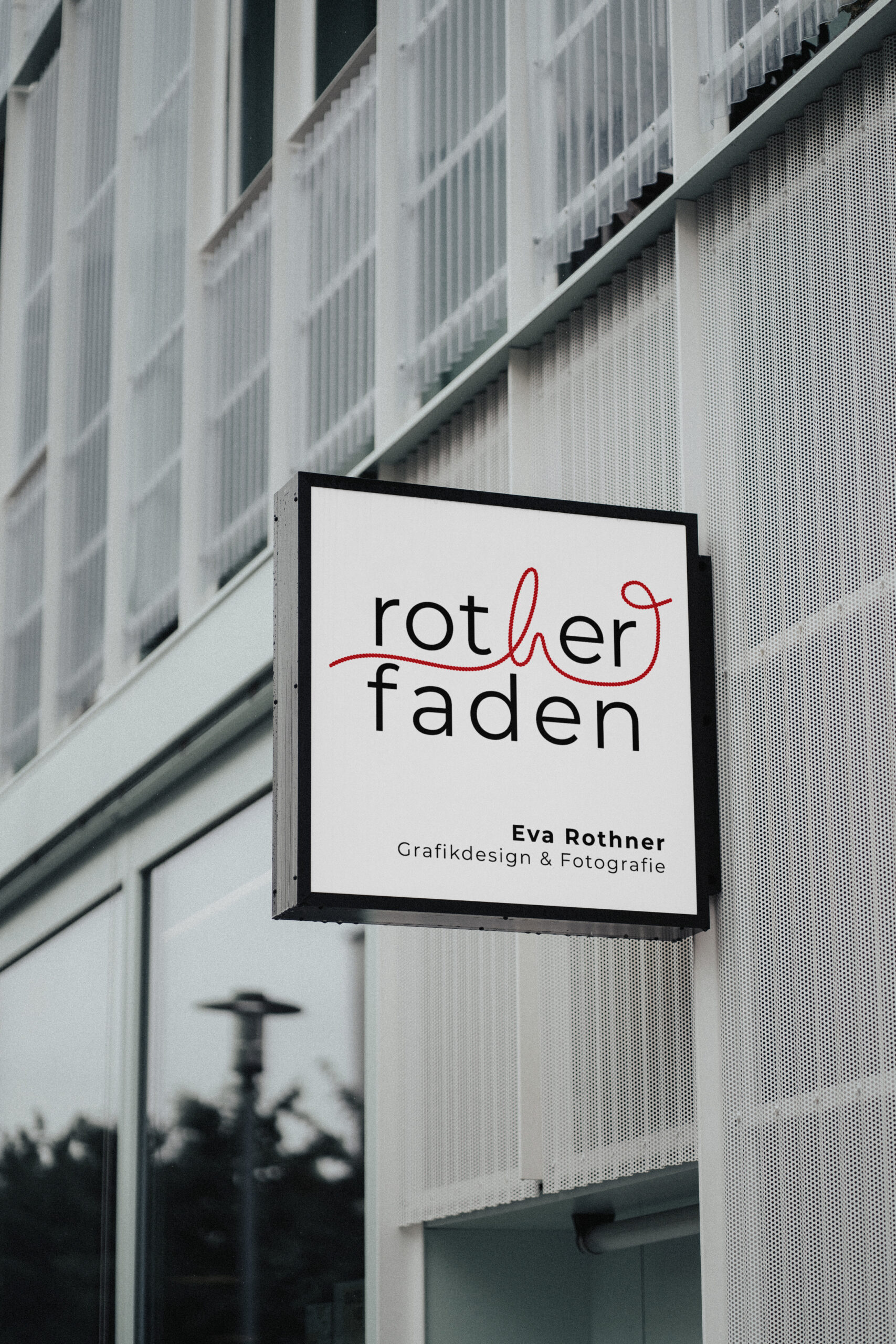 Schild an einer Hausmauer rother faden Eva Rothner Grafikdesign und Fotografie